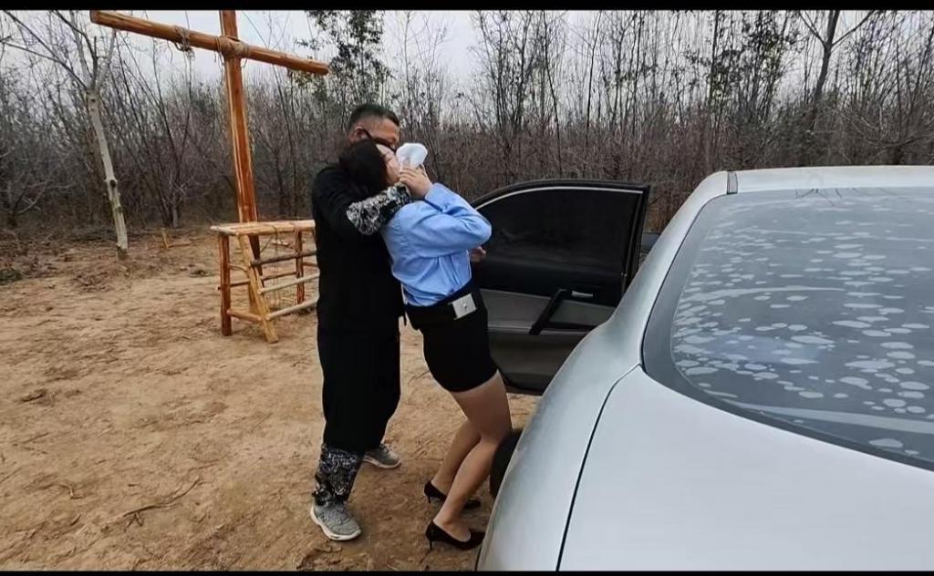 绳艺小院之绑架——上 李大侠原创之绳艺小院系列之绑架。女J小文在荒郊野外发现嫌疑人车辆，上前查看，结果被歹徒挟持绑架，绑好放到车里，拉到一个野外房子里面进行了囚禁，最后给结果了性命，该片是在我们工作室正在打造的绳艺小院里面拍摄的，非常真实的绑架系列，喜欢该系列的可以支持。另外该片也是一位圈内大哥定制作品，分上下两部，在这里也感谢大哥授权播出。本工作室对外场地出租，作品私人定制，绳艺体验，牢房体验，解压密码h123456<br>联系QQ1642384671<br>微信：shengyixiaoyuan 