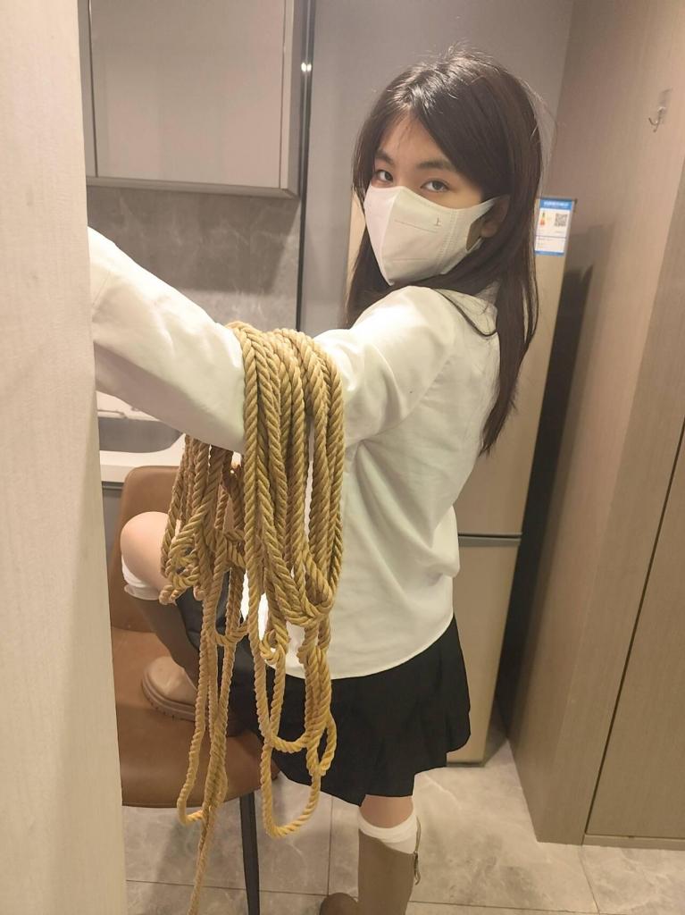 【鱼果儿】 有一点点傻的我这样被绑在桌子上，脑袋被迫靠着橱柜，谁能数清鱼果我被壁厨磕到了多少次！！?我觉得我现在不太聪明完全就是被磕出来的呜呜呜（这里是鱼果儿，是一个喜欢唱歌和挑战奇奇怪怪女孩子的宅女 鱼果认为这个靴子加筒袜最近很流行哦，鱼果我包宠粉的！！有伙伴私信提出想看我并腿挣扎，今天就尝试了并腿捆绑，真的是很紧，我自己绑了前腿部分和脚，因为靴子太长和有些滑导致绑起来之后挣脱会有滑，外加捆绑技术也不是很好，所以绑的时候非常累，我最喜欢的是挣扎时候的自己代入被坏人绑起来，然后想拼命挣开，还有td在震我的身体，导致我一直不停的挣扎摆动，最后的结果就是不断地让果子我那本就不该太聪明的小脑袋一直被壁橱撞到，我当时感觉快哭出来开了，真的好痛好痛啊，气得我直接用捆着的脚把椅子给踢飞了 哼 有感觉是真的，好痛也是真的！！！！<br>每次最期待的就是看到大家的私信，我都会很认真的回复大家，其实大家和我聊天说话我也很开心，我平时比较宅，也没什么朋友说话，<br>大家的出现也是给我无聊生活中增添了一抹色彩 <br>ps：鱼果较低的售价希望大家无负担的购买观看我的这次我眼神中透露出对磕我脑袋壁橱的恨意！<br>气不过的我还有我想骂壁橱一句，但本宅好歹也是淑女，不可以说脏话，不过我还是想说：<span style='color:#b0b0b0;'>[隐藏文字，购买后可见]</span>