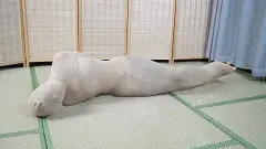 象人定拍-嗷嗷-连衣裙+120d黑丝，堵嘴，挣脱，丝袜全包！ 嗷嗷在玩手机的时候被未知力量控住住了<br>转眼就被捆绑起来，挣脱开以后又被重新加固捆绑<br>当她第二次挣脱开，幕后黑手生气的出来<br>把嗷嗷用全包丝袜包了三层，这次应该是跑不掉了<br>——————————————————————————————————————————————<br>因为百度云经常和谐，所以尝试双层解压，<br>解压密码：xiangren123 第一次解压文件后缀改为zip，<br>原密码再次解压以后，把后缀改成mp4 即可观看<br>切勿在百度云中直接观看，容易被和谐!!!!!<br>线上定拍线下约拍。<br>QQ：192370054（注明来意）