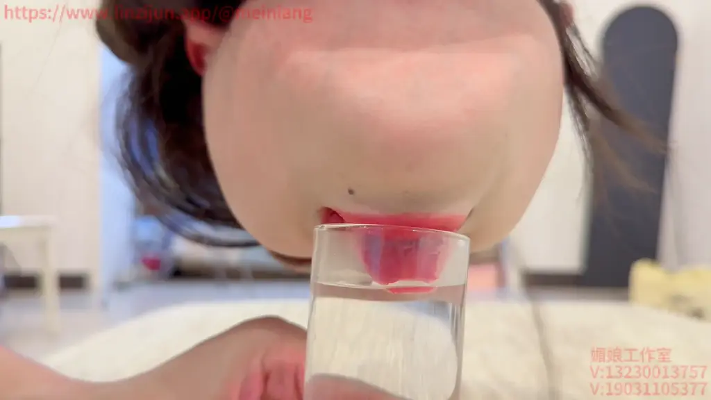 媚娘工作室--调教倒吊的瑾年 媚娘工作室<br>业务内容：线[X_X]验，私人定拍，原味出售，全国上课<br>业务咨询：v 13230013757<br>        V 19031105377<br>最近作品都是全屏，超清以上的清晰度<br>剧情：今天是男S调教瑾年，因为最近媚娘的身体出现问题，需要调理一段时间，平时都是水儿调教瑾年，水儿没有时间的话，就又男S去穿插拍摄调教<br><br>服装：舞蹈服，白色裤袜<br>玩法：折腿倒吊，用舌头舔水，遥控宝贝放[X_X]，后门在放个ZD棒，可怜的小瑾年只能一直呜呜的叫，嘴里玫瑰花口球，声音很好听，粉丝宝宝可以观看，绝对物有所值。