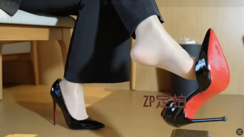 女上司的秘密(第一部) 晚上男下属被女上司叫到办公室,女上司翘起二郎腿时不时挑着鞋,露出脚踝里的裤里丝,男下属看着女上司的丝袜沉思,怎么这个丝袜肤里透白,像是穿了好几双丝袜.<br>女上司说这么晚了还在加班辛苦了,不过你今天的工作我不是很满意,男下属低声道,老板我尽力了,只是有点地方可能还需要改进.今晚叫我过来是要特别指导我吗?<br>女上司(轻笑)当然需要特别指导,不然你做工作总是抓不到重点.既然这样就直接给你加个班,把我的工作也顺便做了.说完就拿起桌子上的玻璃杯喝水,不经意间手腕漏出了暗红色的痕迹,看上去像是长期被束缚留下的绳痕.男下属看到后更加疑惑.您胳膊是不是受伤了,需要我帮您看看吗.女上司听完,扯了扯衣袖盖住了手腕的痕迹,像是想掩盖什么..女上司连忙说看什么看,把你的心思放在工作上,不完成工作不许下班.说完就开始收拾东西准备下班.男下属坐在女上司的电脑面前开始办公,一不小心点开了个软件,上面有个球在屏幕上微微跳动.男下属好奇的拖动着球加剧了球的晃动幅度,突然听到背后传来了几声呻吟声.转头发现女上司摔坐在地上,眼神也有些迷离.男下属本身就是一个SM爱好者 这下懂了 开始用程序操控玩弄 让女上司欲望上头.玩弄了几分钟后对女上司说如果这个秘密不想被人知道的话,就乖乖听话,我让你做什么就做什么. 