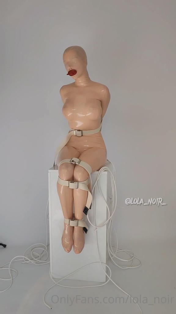 Lola Noir (14 5月, 2022) 出自:lola_noir<br>Man trying out her new sex doll<br>肤色的乳胶娃娃很养眼
