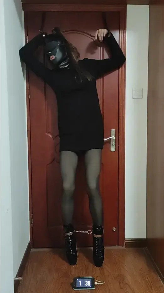 芭蕾舞靴站立 穿着芭蕾舞高跟鞋，双手绑在门框上放置站立近30分钟，全程只有罚站，其他的什么都没有，购买请自行斟酌，此视频为礼拜一的大魔首次原创视频，评论区可以提起建议，或者想看什么。也可以在X上找到我<span style='color:#b0b0b0;'>[隐藏文字，购买后可见]</span>