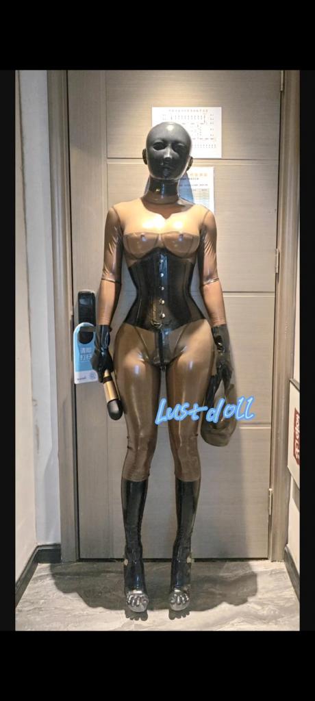 Lust：透明黑胶衣+[X_X]头套 入手了第一件胶衣 确实十分好看 透明黑的颜色透露出欲望 佩戴了娜然面具加上只有一个呼吸孔的[X_X]头套 连带着的时候都欲望满满 长款的乳胶束腰也十分好看 胶衣比丝袜全包要紧身很多也更加舒服 就是穿脱十分麻烦 依旧是[X_X][X_X][X_X] 希望大家喜欢 感谢大家支持 x：@Dream_magicdoll