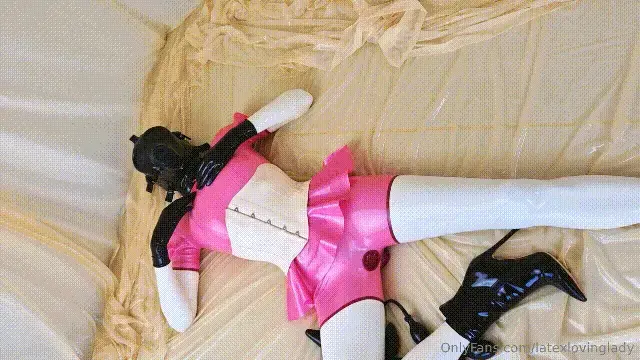 Anal-only latex fun! If it's not anal, it's not sex! That's is how I play!<br>展示我最新的乳胶紧身连衣裤！红色环状[X_X]和[X_X]避孕套，外加白色紧身胸衣！太开心了！！