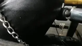 艺仙儿玩超级紧缚玩腻了，竟然主动说要玩3角铁笼禁锢，禁锢进去后才知道生不如死的感觉...... 解压密码：hdsy<br>艺仙儿玩超级紧缚玩腻了，竟然主动说要玩3角铁笼禁锢,那就满足她的愿望,丝袜堵嘴,在带上志息帽,禁锢铁笼后,把后面皮裤剪开,在把电击Y塞放入该放的地方,在用铁栓扎入该扎的地方,当电击开到250码的时候,下面剧列疼痛,后面快乐棒轻轻一振,骚水狂喷而下,舒服的无法形容.....<br>定拍交流绳模应聘请加QQ2032433381没有定拍能力的和伪女谢绝咨讯