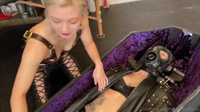My new Bondage Doll - FULL VIDEO My new Bondage Doll - FULL VIDEO<br>今天我收到了我的新束缚娃娃，所以我决定做一个小小的开箱视频。你可以看到我打开莉莉的“包装”，看看她会是一个多么好的奴隶娃娃。尽情享受吧！