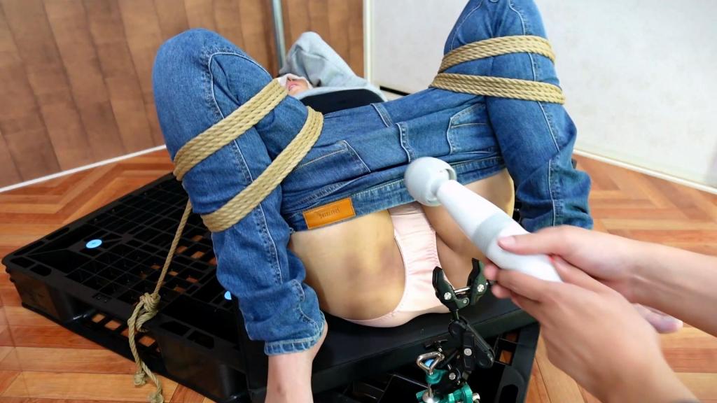 【ダメになるまで】まんぐり電マ　[Until I go crazy] Vibrator in a piledriver 【ダメになるまで】まんぐり電マ　[Until I go crazy] Vibrator in a piledriver<br>「まんぐり返しで電マ耐久チャレンジ」<br><br>平凡なジーパン姿で女性選手入場。<br>これから始まるチャレンジに不安を抱える様子。<br>準備ができたらチャレンジを始めます。<br><br>・ジーパンを半分脱いで配置に着く<br>・固定された電マが陰部に当たるように合わせる<br>・両手は頭上に、下半身はまんぐり返し状態で縛り固定<br>・動けない、逃げられない事を確認し準備完了<br><br>作動前の電マが喰いこんでいるだけでも感じている様子。<br>ではチャレンジを始めていきます。<br>限界までどうぞイきまくってください。