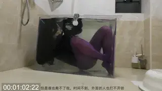 定时锁把自己锁在水箱里，我一般能憋三分钟但设了个四分钟，溺水昏迷后小伙伴也只能等时间到才能开锁 这次我又想到了一个刺激的新玩法 ,那就是定时锁,一旦锁上，时间不到就绝对无法打开，即便是我在水下出了什么状况，外面的小伙伴也只能等时间到了才能把我救出来~<br><br>那今天的玩法就很简单啦~一般来说呢，我水下的闭气极限，差不多在三分钟左右<br><br>所以我今天打算玩两把，第一把就当热身，把定时锁设定为三分钟，我被锁在水下直到自己的极限才被放出来<br><br>而第二把呢，可就刺激了~把时间设定为了四分钟，超出我的极限闭气一分钟，也就是说~我即便无法坚持到四分钟，在水下溺水昏迷了，外面的小伙伴也只能眼睁睁地看着我昏迷在水下，等到时间到了才能把我救出来呢~<br><br>这个场景一定十分刺激~说不定~我这次可能会因为溺水时间太长直接死掉呢~哈哈哈~开玩笑啦~<br><br>于是在绝望的定时锁下，我在三分钟多一点就开始呛水挣扎了，随后就抽搐昏迷了，然而我失去意识之后，定时锁还有40多秒，小伙伴也没法开锁救我，只能等时间到……看着我在水下逐渐飘起来，手脚脱力滑落，一副死掉的样子，直到时间到才把软趴趴的我从水里捞出来<br><br><br>后话PS：要说不怕，那肯定不可能，这样玩万一死了咋办，但是又真的很刺激，不危险的玩法我都觉得没意思了，而且我的阈值还越来越高了，只能越玩越危险~但是观众爱看，我也乐意享受，何乐不为呢~<br><br>PPS：大家无论如何不可以模仿哦！！！！大家无论如何不可以模仿哦！！！！大家无论如何不可以模仿哦！！！！<br>重要事情说三遍！！<br><br>解压密码shuixiang