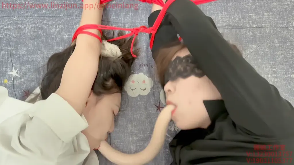 媚娘工作室--水儿，瑾年遭遇劫匪{粉丝剧本} 剧情：<br>  水儿女王越好瑾年m去家里调教，哪知道两人走到半路被劫持，劫匪从车里下来，掏出匕首命令瑾年用绳子捆住水儿的双手，将水儿的双手捆在身前后，命令水儿坐到后排，紧接着劫匪又拿出另一根绳子，命令瑾年捆住水儿的脚踝，水儿在后座气愤的挣扎。随后劫匪掏出绳子，让瑾年坐到副驾驶上，绑住瑾年的脚腕和手腕，在腰间捆了股绳，手腕紧紧的连着股绳，劫匪从车上找出两双短肉丝，拿出其中一双塞进了瑾年的嘴里，并且用口球封住了她的嘴巴，又拿出一个[X_X]，固定在瑾年得手里，让她自己塞进两腿之间并固定好位置，随后又暖心的帮助瑾年系上安全带，然后劫匪满意的关上副驾驶的车门，去料理后排的水儿，水儿还在后排不停的挣扎，却挣扎不开绳子，劫匪拉住水儿手腕的绳子，将水儿的手腕固定在后排座位的扶手处，随机又去了另一边的车门，加你脚腕也固定在了另一边上方的扶手处，随后将短肉丝塞进水儿的嘴里，口球固定住嘴巴。拿出另外一个大号的[X_X]固定在了水儿两腿之间，嘴里还喃喃自语，一看你就比她难收拾，劫匪看了看前排在挣扎着的瑾年，然后劫匪又看向水儿。劫匪最后满意的关上了车门，坐到主驾驶，嘴上说着带你俩回去好好享受。<br>画面一转，劫匪已经让二人换好了衣服，将绑住手腕脚腕的两人依次从客厅抬到了卧室，将两人放在床上，并且将两人的双手固定在床头，脚腕固定在床尾，并且在两人的大腿，膝盖，小腿又加了三段绳索。劫匪让两人面对面的侧躺着，并且告诉她们给他们看个大宝贝，随后从床下掏出了双头假yj，并且分别[X_X]二人的嘴里，二人身体拼命挣扎，嘴里不停的在求饶，劫匪却更加兴奋，固定好假yj后，又给两人塞了[X_X]，并且又在大腿之间放了[X_X]固定好位置，随后劫匪看着自己的作品，满意的离开了房间，留着两人在房间里凌乱的挣扎。<br><br>业务内容：线[X_X]验，私人定制，模特陪玩，全国上课，原味出售<br>咨询方式：V 13230013757<br>        V：19031105377