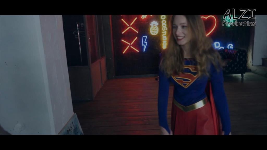 S-girl vs Magnus Death Battle 女超人supergirl 在与反派的战斗中陷入下风，尽管超级女英雄尽力死战，但依旧在反派的攻势下败北，被打的都翻白眼了，超女最终落入反派之手。<br>制作：ALZI Production。