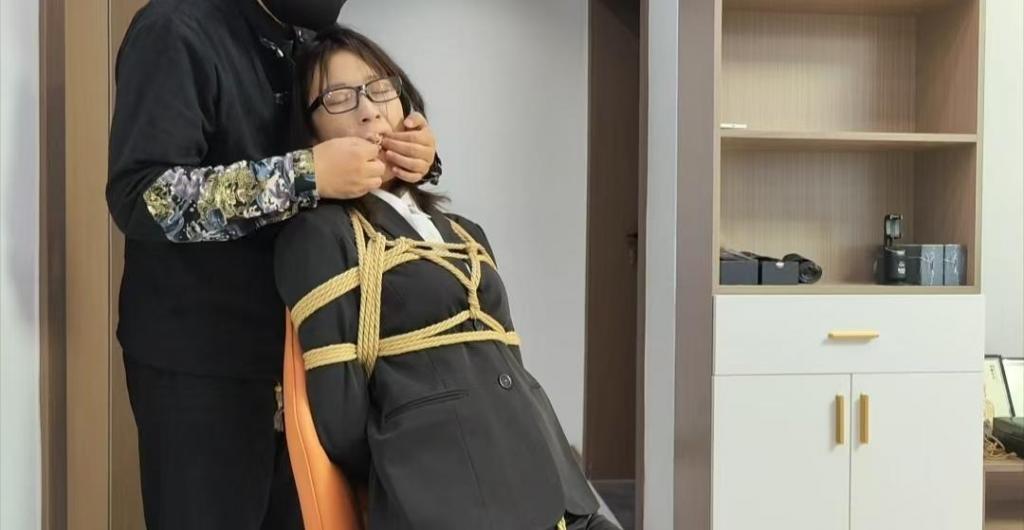 晓倩老师定拍 李大侠原创，接客户定拍，晓倩老师被押解，全身捆绑，丝袜堵嘴，躺在床上挣扎，该片时长49分钟。在这里也感谢这位同好授权发布，另外本工作室提供私人定制，绳艺体验，牢房体验，原味出售，统一解压密码h123456 联系QQ1642384671 微信 shengyixiaoyuan
