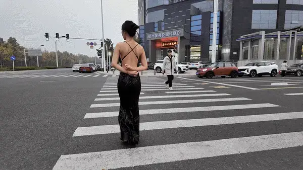 一绳所爱定拍，杨若琳户外散步，真空礼服，大腿紧缚，脚绑绳拷，扎带捆手，口球口水 一绳所爱（初心）定拍，模特杨若琳，穿上露背礼服，上身真空，下身裸腿加高跟，大腿被三道绳子紧缚，脚踝绑上绳拷，用长裙遮住出门散步。<br>模特双手以被绑的姿势背在身后，过斑马线、路边散步。室外仅有十度左右，露肩露背的模特忍受着寒冷，单薄的礼服和怪异的姿势吸引着路人的目光。<br>双手被扎带紧紧捆在身后，就这样继续散步。然后被戴上红色口球，口水止不住地往下流，在路边、桥上展示自己。<br>最后还有采访片段，模特表示虽然很狠，但非常有挑战性并且很好玩，希望有好大哥能继续找她拍。<br>解压密码：225588
