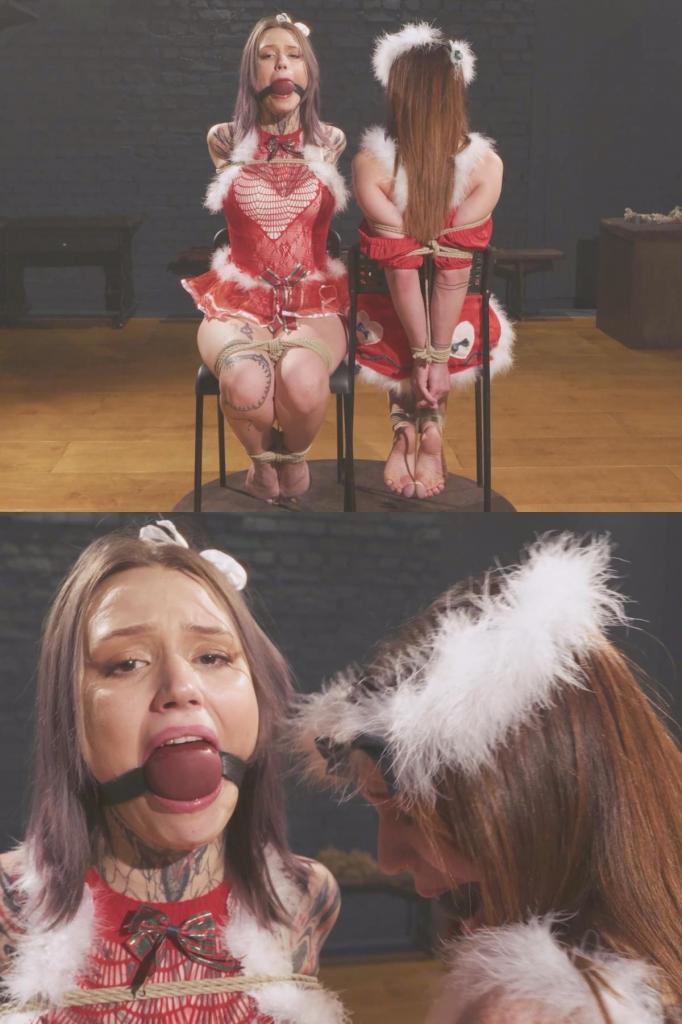 Tilda and Astrid - Double Chair Bondage - Snow Maidens Gagged with Big Ballgags  在这个视频中，两个可爱的赤脚雪姑娘被绳子绑在椅子上。其中一个是你已经认识的人——阿斯特丽德，另一个是初次登台的新人——蒂尔达！<br><br>这两个女孩被塞住大号口球，嘴巴紧绷，口水流个不停。她们的大脚趾被绑在一起，拉回到椅子上，脚悬空。<br><br>两把椅子背对背放在转盘上，转盘偶尔旋转，从各个角度展示美女。这两个无助的美女为你而甜蜜挣扎，这是圣诞夜的完美享受。<br>尽情享受吧！In this clip, two adorable barefoot Snow Maidens are tied to chairs with ropes. One of them is someone you already know – Astrid, and the other is a newcomer making her debut – meet Tilda!<br><br>The girls are gagged with oversized ballgags that keep their mouths strained and drooling. Their big toes are tied together and pulled back to the chairs, leaving their feet suspended off the ground.<br><br>The two chairs are placed back-to-back on a turntable, which occasionally spins, showcasing the beauties from all angles. These two helplessly bound beauties sweetly struggle just for you, making it the perfect treat for Christmas Eve.<br>Enjoy!