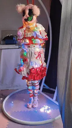 明日方舟粉色猪猪澄闪cos！圣诞树！电击，虐乳，震动，[X_X]，放置！ （是女孩子，女孩子，女孩子！！！重要的事情说三遍）明日方舟的澄闪，今天是圣诞节，自然是要好好的打扮成一颗漂亮的圣诞树呢！既然都已经这样了，那就一定要好好的玩弄一下呢，这一对胸部，实在是太敏感了，简直是怎么玩都不会腻呢，震动，抚摸，玩弄太棒了，既然是放置，自然就要有放置的样子，电击和[X_X]自然也要是安排上，不知道可爱的粉色猪猪是一种什么样子的感觉呢，是疼痛呢，还是兴奋的快要去了呢，眼睛被蒙上，只能够默默的忍受这一切，好好享受吧！<br>希望大家多多支持，之后还会出更多角色的cos，更多玩具和玩法，如果有愿意赞助或者定拍的老板请添加联系方式。<br>（目前在天津，是一个绑人的家伙，约绳请添加联系方式，qq212035806，推特@ShiSheng171912，注明来意，还有希望能够支持一下我写的小说，可能某些剧情会从小说里复刻一下之类的。目前承包业务：买文，约稿，约绳，定拍？）