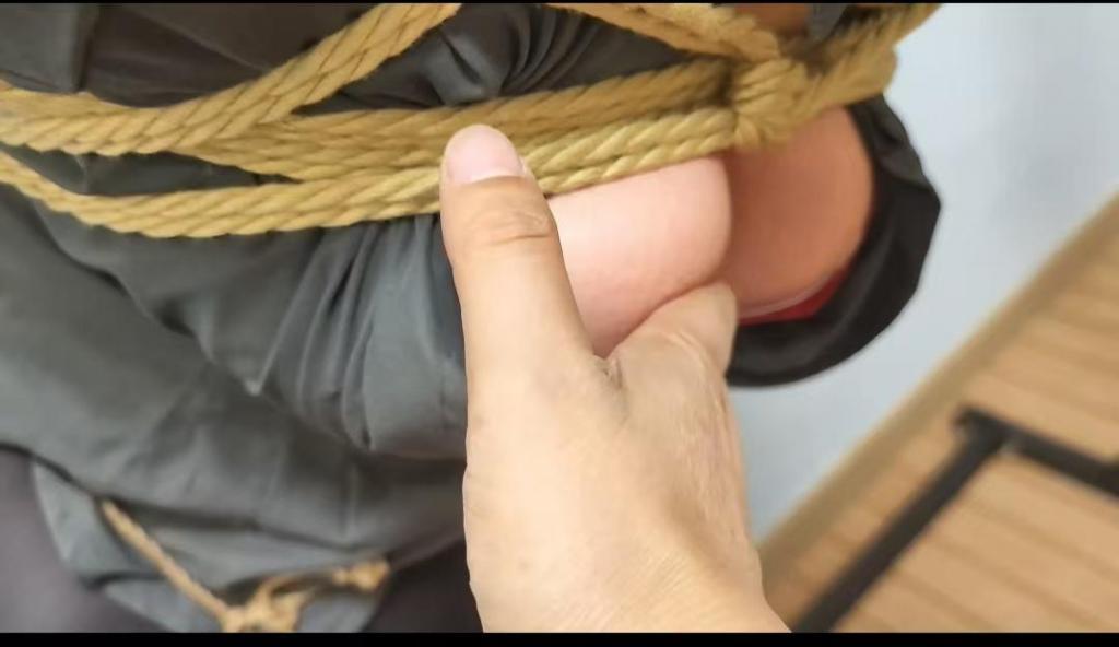 秘书小文被震动调教 李大侠原创，秘书小文是越来越敏感了，绑好吊起一条腿，[X_X]还没有用，下面就湿了，后来更是下波波的震动中，在一皮鞭一皮鞭的抽打中娇喘连连，迷失自我。本工作室提供私人定制、绳艺体验、牢房体验、出售配方麻绳、原味、视频统一解压密码h123456 定拍联系QQ1642384671 微信 shengyixiaoyuan