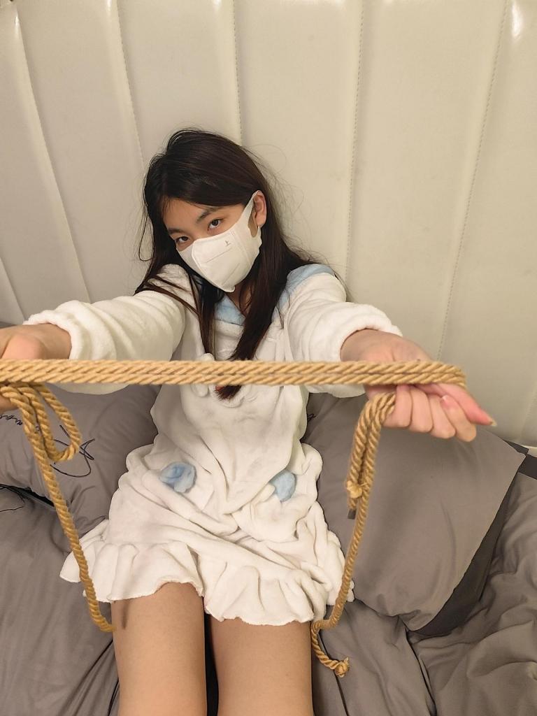 【鱼果儿】 来自鱼果儿圣诞特辑 睡觉前我怎么就被绑起来了，真的好紧啊 （这里是鱼果儿，是一个喜欢唱歌和挑战奇奇怪怪女孩子的小窝） 各位圣诞快乐呀，这次圣诞给大家呈上的是两种绑法，一种对我来说已经很紧的驷马，和床头绑法，真的第一次上这种驷马，只会觉得越挣扎绳子勒的越紧，<br>真的好疼啊，第二种就相对来说好很多，没那么紧，也没有那个东西震震在骚扰我，但是光着脚挣扎真的有点冷的啦....没做脚趾甲会不会显得很奇怪呢<br>依然平价，希望大家可以没有压力的购买，依然还是会和大家开心聊天，但是我平时还在上学，在妖狐里回复不及时的话请不要见怪啊qwq 