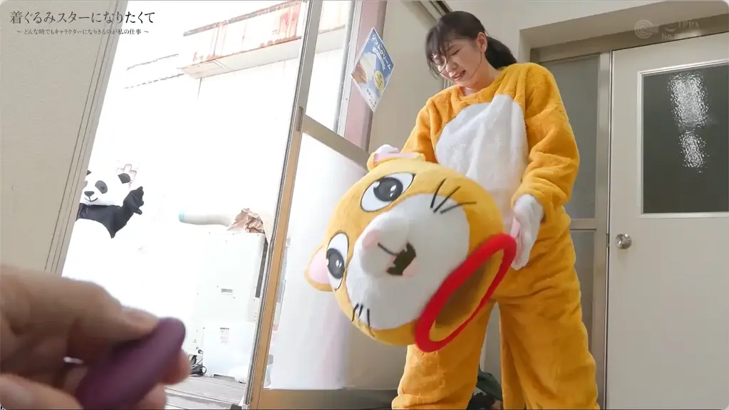 着ぐるみスターになりたくて どんなに突かれまくっても無反応を貫く中の人は爆乳美女だった 小坂ひまり 番号:<span style='color:#b0b0b0;'>[隐藏文字，购买后可见]</span><br>发行日期:2025-01-09<br>导演:ダイナナ  <br>制作商:SHIGEKI  <br>发行商:職業女子  <br>类别:单体作品 羞耻 企画 玩具 	<br>演员:小坂ひまり <br>剧情：遥控玩具调教人偶姐姐，全身都湿透了。