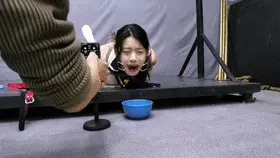 希希看到y具口塞和y具口球和k9架心血来潮，表示自愿玩一把口水大战和强制G潮,那就马上开始...... 解压密码：hdsy<br>希希看到y具口塞和y具口球和k9架心血来潮，表示自愿玩一把口水大战和强制G潮,把她禁锢到K9架上去后,大小口球口夹电击鞭郊狼电击器齐上阵.一会儿把她折腾的口水暴流,骚水暴出,终于得到了满足......<br>定拍交流女绳模应聘请加QQ2032433381没有定拍能力的和伪女谢绝咨讯