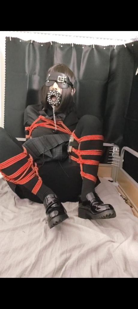 jk制服伪娘宿舍自缚（含自缚过程） 背景有舍友说话声，介意请静音观看。<br>伪娘在宿舍穿上黑丝jk制服，戴上口塞和眼罩，打开郊狼和训练器，绑上折腿缚和日式，偷偷享受快感。<br>联系QQ:3697063906 X:@sdfx9876