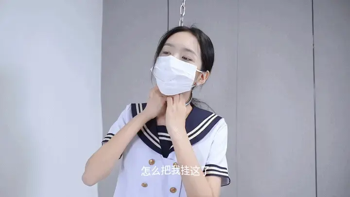 沫沫独闯陌生绳艺室之捆绑挠痒痒 拍摄：【灰太狼的羊】出镜模特：沫沫<br>清纯女大学生沫沫孤身前往绳艺室，内心忐忑不安，到了约定的地点后发现环境破烂不堪，闹脾气转身就要走，还没反应时脖子就多了个项圈，紧接着脖子又被吊了起来，惊慌失措的她赶紧道歉，表示会好好服从灰太郎的指令；本以为认错就会被谅解，但很快她的双手就被拷起与项圈拴在一起，脚腕也被并脚拷，这一系列操作使沫沫难受极了。尽管这样灰太狼还是要让她陪自己玩游戏，在规定的时间内解开ABC锁，就会取走身上的东西，如果解不开就只能乖乖受惩罚，沫沫眼看不到，只能靠手摸索方法，时间一分一秒地过去，手中的工具还没有解开，只能乖乖接受惩罚。<br>灰太狼专门用扎带将她固定在板凳上，身上的每一处细节都不放过，完成后惩罚正式开始,挠痒痒（电动牙刷 羽毛棒 滚轮）各种工具挨个尝试，沫沫只能沫沫承受，憋笑憋的全身抽搐，实在忍不住了“哈哈哈哈哈，啊啊啊”声不断...........<br><span style='color:#b0b0b0;'>[隐藏文字，购买后可见]</span>