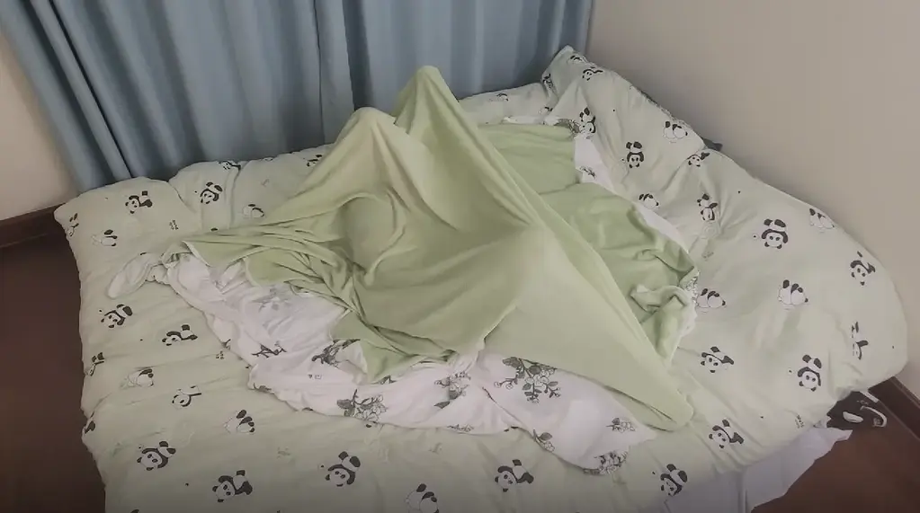 【可视】小姐姐的被子加等身抱枕挣扎 【可视】小姐姐的被子加等身抱枕包裹挣扎 自己爬进去用被套卷起来，在用抱枕套住，这样做好抱枕的填充物不断地挣扎（ 定拍.招模特合作QQ3940801684）