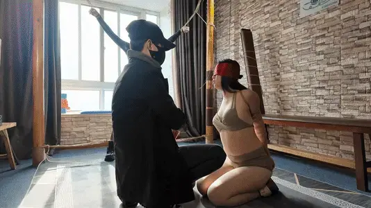 调教杨若雨，表姐绑在旁边看着 陈红说表妹有这种倾向，带过来试试，没想到，先把自己大字绑在柱子上，眼睁睁的看着捆绑调教自己表妹，上来都是最极限的，欧式直臂，然后各种打耳光，踩踏。再来一个后手观音，打耳光，等，全程表姐在旁边看着。最后放置离开。视频解压密码：666888 。<br>一绳所爱绳艺体验店面向全国爱好者开放，本店提供绳艺捆绑模特服务、体验女绳师捆绑服务、变装绳艺体验、绳艺婚纱照摄影、体验长时间囚禁服务、绳艺教学培训、绳艺交流会、绳艺逃脱挑战赛、场地出租、专业麻绳销售，原创绳艺扑克销售、原创视频套图销售、作品私人定制、模特原味丝袜出售等，另外本店招募同好合作伙伴。微信：351552501初心
