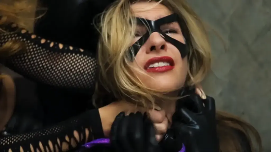 HK | Luna vs Violet 1 Luna wins by using our superheroine Violet's gadget against her, slingshotting her through the roof - fatality