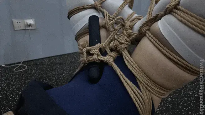绳艺片——以绳子为主题的作品，捆绑、吊缚、解缚全过程。白丝死库水JK制服，眼罩蒙眼，胶带封嘴。空中震动刺激，SP。地面震动呼控高朝......【ZHUA134】 内容详细——<br>•经典皮肤，JK死库水搭配白丝。日式后手缚，胡坐缚。半吊到全吊，胶带封嘴，空中震动刺激，鞭打屁股。地面胶带封鼻呼控，震动高朝。<br>•捆绑，起吊，下降，解缚过程都有，略有剪辑。<br><br>温馨提示：爪爪发射时间在1:15:58分种，有发射瞬间镜头特写。<br>注意：本片爪爪是伪娘<br>解压密码：ZHUAZHUA<br><br>Twitter：@xingyunmiao<br>Telegram:@zzZHUA<br>视频号:ZHUA134