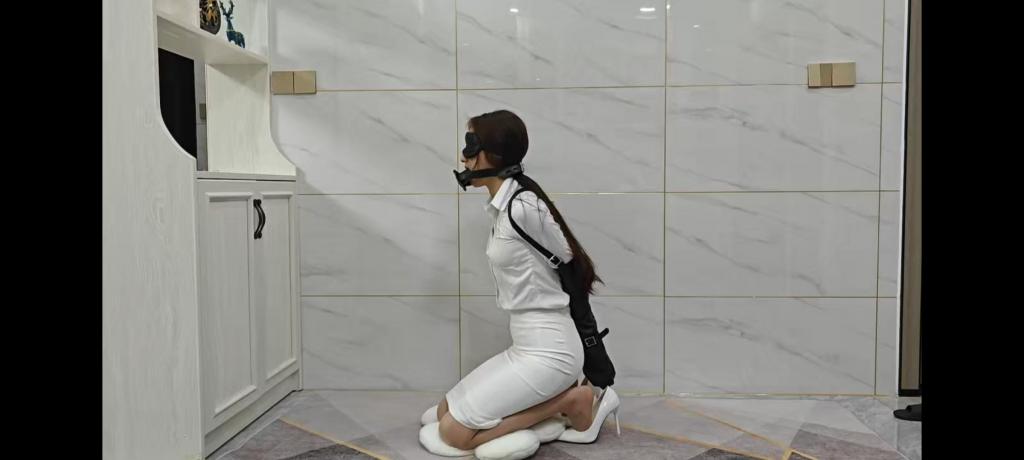 云翎清风订拍 小九紧缚调教 云翎清风订拍，这次还是两套职业装，让模特蹲下来鞭打屁股，之后驷马调教，全程佩戴深喉口塞，这次省略了捆绑过程。绝对精彩。妹子真是人间尤物。