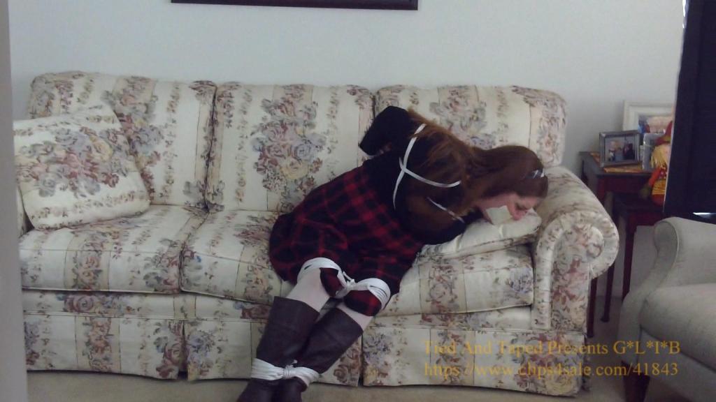 Lizzie James - School Girl Punished HD Lizzie James was a brat in school today. Talking all day in class, being a general disruption. Then when she got home, she mouthed off about not wanting to do her homework and watch cartoons instead. I decided enough was too much, so I tied her up, harnessed her, and shut her smart mouth with medical tape. She struggles on the couch until I come back and ask her if she's going to change her ways. She says she will but I don't really believe her. I tell her she's going to stay like that while I go eat dinner and even when I get back, there'll be no TV. Lizzie isn't happy but there's nothing she can do about it. 莉齐·詹姆斯今天在学校是个顽童。整天在课堂上说话，造成普遍的干扰。然后回到家，她就嘴里说不想做作业，只想看动画片。我觉得已经够了，所以我把她绑起来，给她套上安全带，用医用胶带封住她那张聪明的嘴。她在沙发上挣扎，直到我回来问她是否要改变自己的生活方式。她说她会的，但我不太相信她。我告诉她，当我去吃晚饭时，她会保持这样，即使我回来，也不会看电视。莉齐很不高兴，但她也无能为力。
