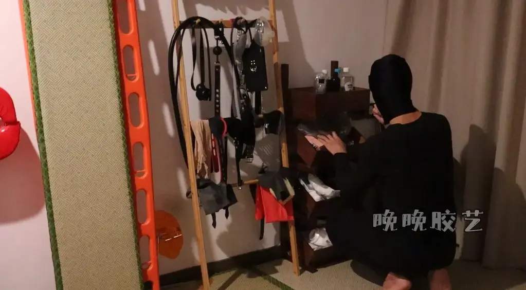 青春期偷丝袜上瘾的弟弟，被姐姐发现后疯狂调教 爱偷姐姐丝袜臭弟弟，这次装成小偷跑进了姐姐卧室，这不又被晚姐姐发现了，这次姐姐再也不会轻易放过他，于是逼着弟弟穿上丝袜，虐乳，踩jj，再堵住不承认的嘴，很明显晚姐姐还不满足，于是继续把弟弟锁进真空柜调教榨汁，非得给臭弟弟榨干为止，这样惩罚才到位。关注X账号：@sailingchen11，欢迎同好交流