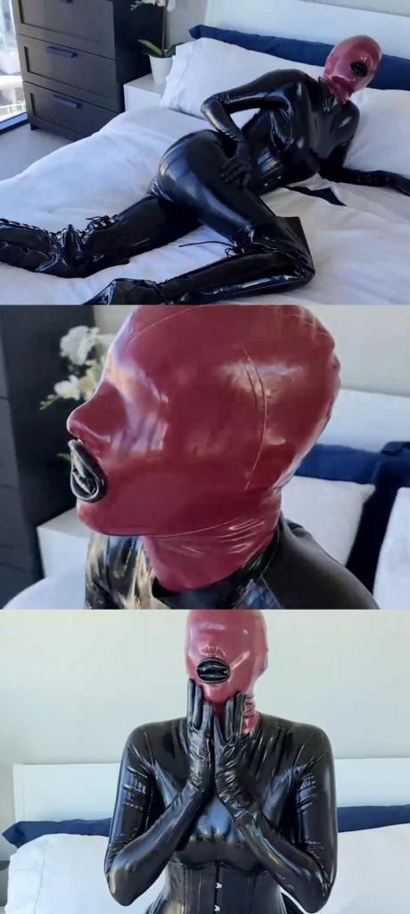 ????NEXT LEVEL????Sealed and Enclosed 创作：Latexrapture<br>红发女王穿着黑色乳胶衣，黑色漆皮过膝靴来到房间，拿出酒红色乳胶口塞套头套，戴上去后全程自摸体验<br>喜欢乳胶的朋友别错过了