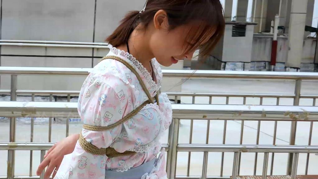 【子衿原创】101231 小涵 口球 楼顶 放置 百度下载解压密码：zjsy,子衿工作室向全国绳艺爱好者提供：体验捆绑绳模服务、绳艺作品销售、作品定制、视频网调、原味等，另外本店招募绳模，。<br>订拍请联系QQ：3663605154 微信：happiiny