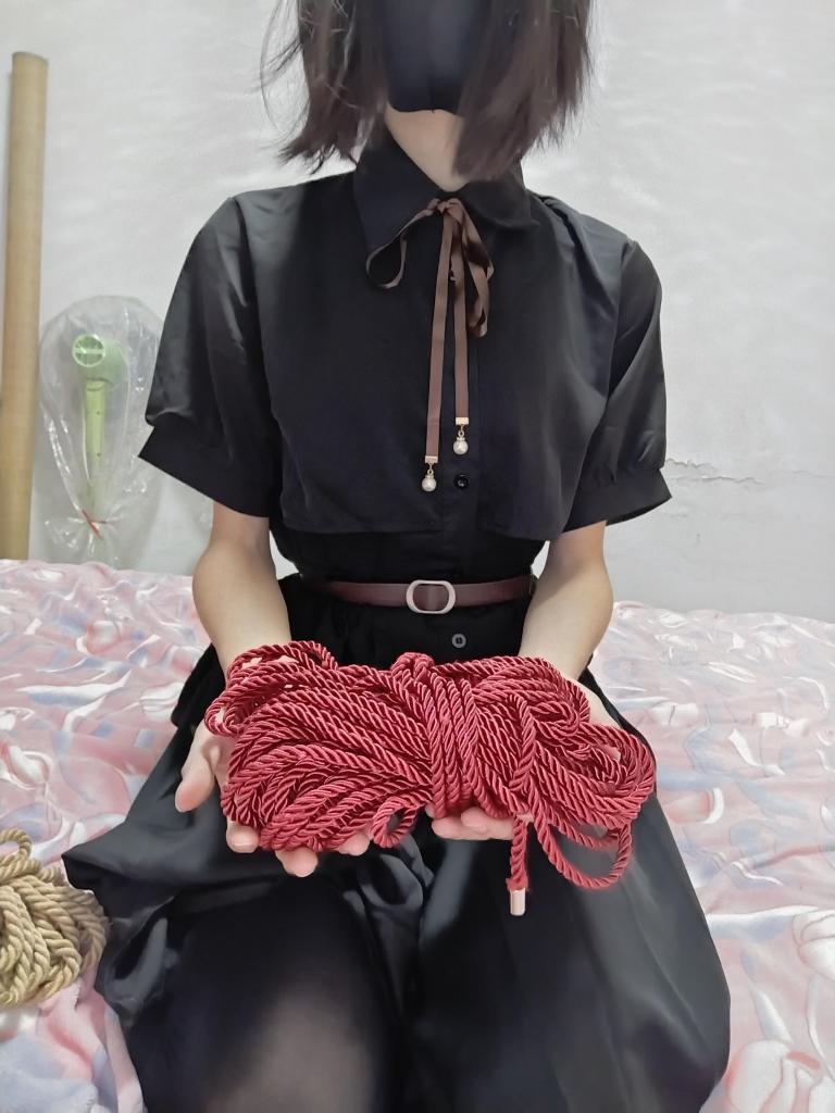 给群友演示一下自缚折手 面对群友的质疑，小璇给出的答案是………<br>（分成三个段了，原本打算是拍两段QAQ，这个绳子好滑哇而且太长哩绑第二只手的时候绳子老绕不上去，最后无奈只能去换一根绳子绑了，好久没出视频了，拍的比较简陋，请各位多多包涵）<br>有附近的小伙伴可以来找我玩最近在尝试当捆工哦q：3188690794<br>