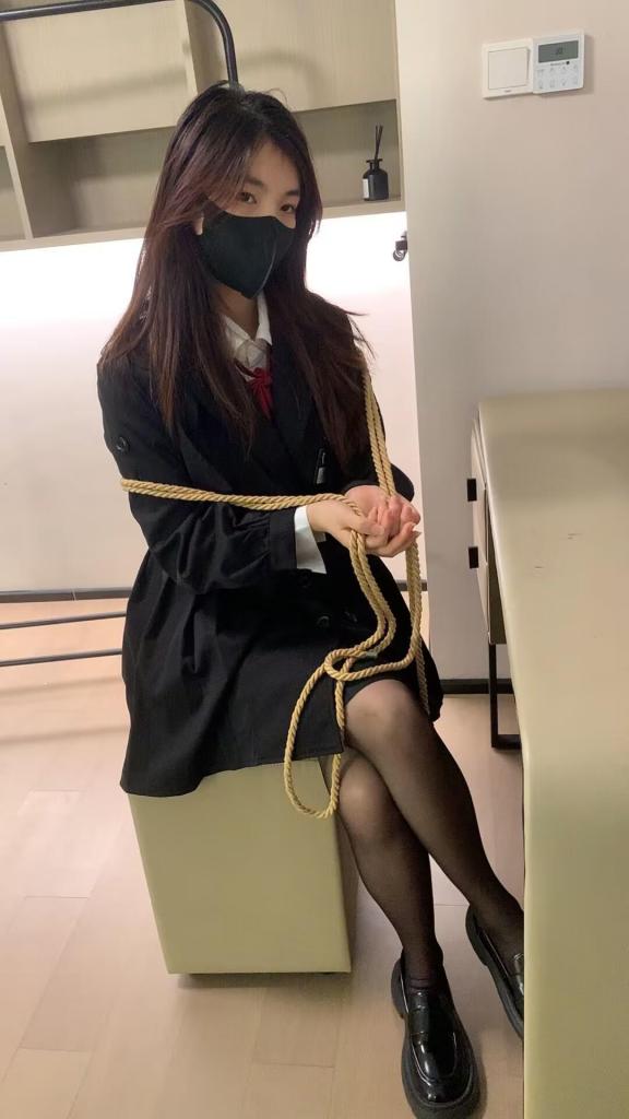 【鱼果儿】 我本来对着镜子自拍呢，忽然困了就趴桌子上睡着了，再一醒来就被绑住了！（鱼果儿我本来是个高冷的学姐才对，被绑上后直接秒变成憨憨了QwQ） 这次应大家私信的要求，穿了黑丝和校服感，感觉自拍的时候超级超级高冷，简直是江南版桥本环奈(自夸一下）~不过咋一绑上镜头就变成这样了！！<br>鱼果给大家表演一个简单的小剧情，在自拍中睡着了，结果刚醒来就被绑上了，还被那个东西震动到了，只能很焦急的挣扎想尽办法挣脱绳子，在慌乱中用尽力气抖掉那个东西之后，站起来一蹦一蹦的想去找剪刀，emmm大概就是这样的吧！第一次做这样的表演还是很费劲的，希望大家能够喜欢，有什么好主意可以私信和我说哦，只要是大家喜欢的我都可以去尝试<br>依然平价，希望大家可以没有压力的购买，也很感激大家的支持