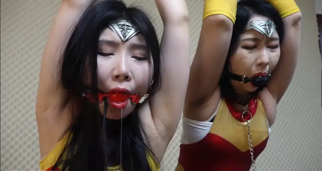 灰鸟神奇女侠-母女双沦陷折磨 灰鸟定拍作品，神奇女侠女王前去抓捕女魔王，因为体力能量不足，被女魔王牢牢的十字固腿绞在身子下，神奇女侠女王拼命挣扎、拍打，但是却慢慢的被女魔王用腿勒晕。<br>神奇女侠女王醒来时发现自己已经被牢牢的吊缚，嘴里戴着口球口水直流。女魔王拿着鞭子狠狠的抽向神奇女侠女王.....<br>神奇女侠戴安娜找到了被吊缚的母亲，女王已经被打的奄奄一息，浑身颤抖着不清楚发生了什么....女魔王：戴安娜，你终于来了...母狗女奴就是你的结局....等待着神奇女侠母女的是什么样残酷羞辱呢....再坚强的神奇女侠女王也逃脱不了被残酷鞭打的命运，可怜的戴安娜只能跪在地上看着母亲。<br>戴安娜跪倒在女魔王脚下，双双被吊缚起来，无助的呻吟声充满了房间，可怜的女王也只能看着自己的女儿成为女魔王的玩物。<br>剧情包括：凌辱，吊缚，语言羞辱，SP鞭打，十字固，腿绞,奴性教育等<br>请不要在百度云盘中直接解压，下载后再解压，解压密码：hn159