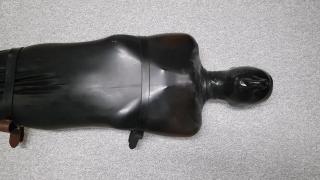 Squirming In A Latex Cocoon 我喜欢被厚重的乳胶束缚！没有什么比被完全束缚住无法移动时扭来扭去更爽的了。