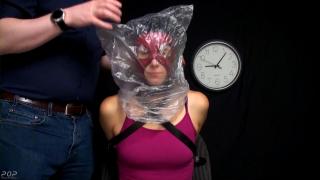 Time for Breathplay Time for Breathplay<br>这只是纯粹的束缚呼吸游戏。我的嘴被一只手捂住，脸上被塑料袋蒙住，最后被套上袋子，只能挣扎。