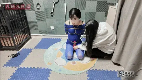 新年特辑蓝色妖姬之《青蛙缚榨汁训练 上 》祝大家新年快乐，新的一年里万象初新，非常极限的姿势，绑的是嗷嗷叫，全身上下动也不能动，只能任由主人调教了，痛苦的想让主人翻过来，最后主人把敏儿放置在一旁自己榨 祝大家新年快乐，在新的一年里心想事成，万事如意！<br>新年特辑之青蛙缚榨汁训练 蓝色的一字肩裙子配上蓝色的连裤袜真可谓是清新脱俗，好久都想绑的青蛙缚今天算是新的一年开始吧，先来个日式捆绑，在把俩条腿分开绑起来，在把三角区绑上[X_X]， 在爬下用绳子编织起来，这样的话，全身动弹不得，只能乖乖的爬在毛毯上了，PP被完美的露了出来，还是穿着蕾丝内裤呢！真是性感呢，在主人的抚摸下顺手拿上了[X_X]直接撕开蕾丝的一个小洞塞在了PP里，[X_X]震动的骚屁股又痒了，啪啪的拿着钢尺开打屁股，嗷嗷的一声声惨叫下，动也动不了，屁屁的疼痛只能用声音来缓解了，在一番玩弄下，看着骚奴的脸部出了好多汗，看来是这个姿势真的是到极限痛苦了，，， 不绑到极限不会流的满头大汗的，求着让着主人翻过来。主人把骚奴翻起来后，(＾Ｕ＾)ノ~ 呦，棒棒没电了呀，那就在换一个了，放置在靠墙的位置开始榨汁训练，被绑着靠在墙上自己骚枝摆弄着棒棒，快到释放的时候夹的愈发的更紧了，真是羞耻到极点了........<br>♠ 用心来拍摄模特最真实的感受<br>♠ 当然欢迎大家投稿定拍各种作品以及剧情片，竭力创作。<br>♠ 一心追求绳艺 探索各种姿势的奥妙 追求极致的捆绑艺术<br>♠ 专注紧缚捆绑而不失紧缚带来的体验感<br>♠ 工作室提供免费化妆服装体验（圆同好朋友一个女装梦）<br>♠ 以上模特的化妆均有本主亲自塑造<br>♠ 支持原创是我们创作的最大动力！优质拍好每一部原创<br>♠ 网盘解压密码：<span style='color:#b0b0b0;'>[隐藏文字，购买后可见]</span><br>♠ 定拍视频、约拍视频、预约体验（伪娘、男生、女都可以体验）、原味衣物道具出售!!!详情加下方联系方式咨询<br>♠ 联系方式：Q<span style='color:#b0b0b0;'>[隐藏文字，购买后可见]</span> 备用Q <span style='color:#b0b0b0;'>[隐藏文字，购买后可见]</span> V <span style='color:#b0b0b0;'>[隐藏文字，购买后可见]</span><br>♠ 诚招山西附近的女M、伪娘 有兴趣的可以加上方联系方式咨询!免费化妆 不要发邮件！！！！发邮件咨询一律不回！！