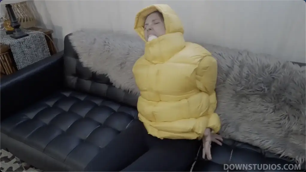 DSV251 来自DownStudios（原Downgirlz）<br>穿UGG的小姐姐对黄色的羽绒服情有独钟，选择了一件厚厚的黄色羽绒上衣，又套上了一件黄色的羽绒背心，然后被塞上kou球，捆住双手，这么暖烘烘的挣扎一定很刺激吧