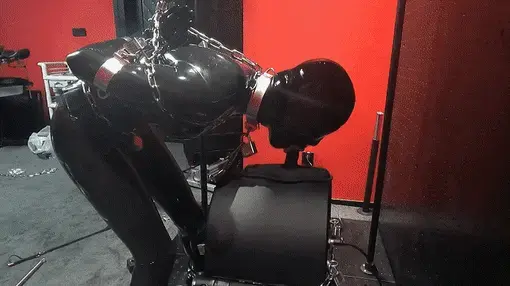 重型金属束具，金属镣铐腰带，强迫深喉，金属具绝对禁锢，坐上马鞍泡机边震边X，呼吸头套呼控，重型脚手颈枷强制站立后入，拳腹，防毒面具+呼吸瓶呼控......【ZHUA135】 内容详细——<br>•坐上马鞍泡机之前需要预热一下，给乳胶玩具戴上仅开嘴的乳胶头套，戴上金属手铐和臂铐，铁链加上锁具将爪爪后高手缚，脚踝戴上开脚枷。金属项圈将爪爪拴在机器上，口含棒棒，后手吊起。开动机器，身体和头部无法抬起，爪爪只能这样被迫深喉。<br>•坐上机器，后面X入棒棒，腿被铁链折腿缚，脖子四周固定，整个身体重量全部压在马鞍上，身体无法移动，只能坐着任由玩耍了。机器上下活塞运动，前面震动敏感处，头戴呼吸头套，下半身没有挣扎余地，嘴巴被迫长大呼吸，头部无助摆动，每一下呼吸都伴随痛苦以及爽感的呻吟......<br>•还没有到此结束，让爪休息片刻后再带上手颈脚枷，站立坐入机器，后入的方式能让爪的前面更多接触到震动。戴上防毒面具，连接上呼吸瓶，呼吸变得异常困难，机器抽插和震动让爪爪发出连连哀嚎。爽得让爪难以承受，想逃跑也只能无助的摆手抬腿，整个身体在无助的抖动，铁链被带得当当响。拧紧呼吸阀门，空气被完全杜绝了......<br><br>温馨提示：爪爪发射时间大约33:20分<br>注意：本片爪爪是伪娘<br>解压密码：ZHUAZHUA<br><br>Twitter：@xingyunmiao<br>Telegram:@zzZHUA<br>视频号:ZHUA135