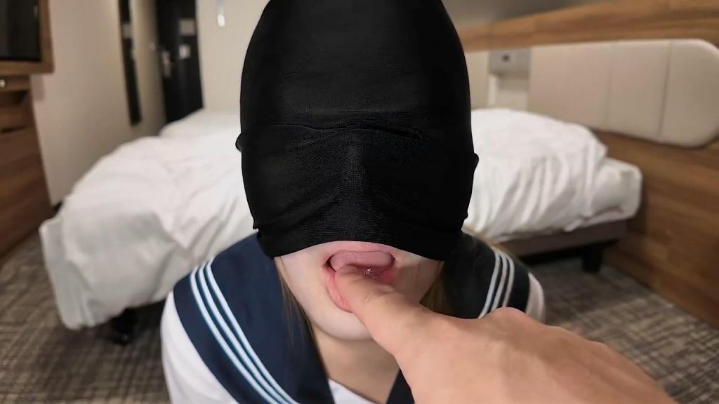 制服時代 ～マゾマスクで性癖開放するドMちゃん～ 制服時代 ～マゾマスクで性癖開放するドMちゃん～<br>セーラー服も似合う色白美肌で華奢な梨佳ちゃん。実は顔出し状態では性癖を出しきれないという恥ずかしがり屋なドMちゃん。ということで、可愛いお顔にマスクをかぶってヤっちゃいます！