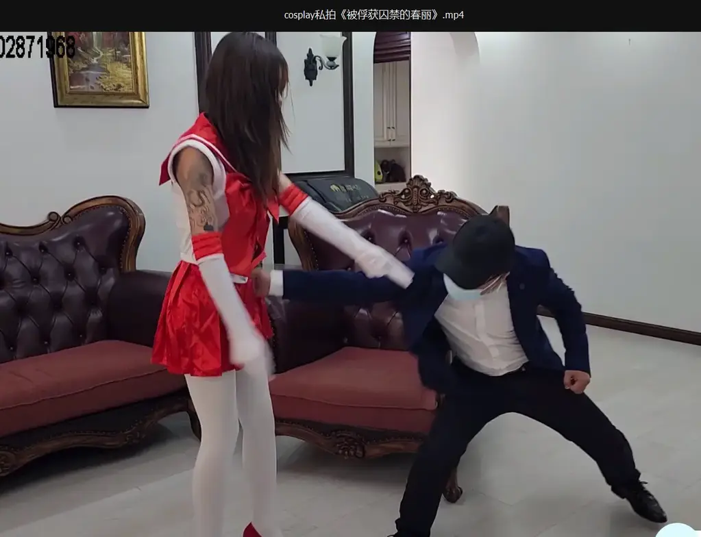 cosplay私拍《被俘获囚禁的春丽》 片长11分钟，1080p全高清拍摄。变态歹徒潜入春丽小姐卧房发出突然袭击，春丽小姐受伤被俘惨遭虐足TK折磨，春丽小姐趁机逃跑又被发现，遭全身紧缚鞭打最后又被扛回变态基地囚禁接受非人虐待.....本片为一往情深绳艺工作室定拍作品，版权所有，定拍咨询qq1002871968欢迎定拍约拍咨询交流。“网盘文件为压缩包，统一解压密码ywqs”