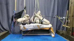 把无赖女儿驷马吊起来，屁股后面按上前后推拉器，头上在按上电动开关，头撞上电击lu房，拉向身后自动电击屁股，电的无赖女儿差点昏过去...... 解压密码:hdsy<br>把无赖女儿驷马吊起来，屁股后面按上前后推拉器，头上在按上电动开关，头撞上电击lu房，拉向身后自动电击屁股，电的无赖女儿差点昏过去,这就是欠帐不还的下场......<br>定拍交流女绳模应聘请加QQ2032433381没有定拍能力的和伪女谢绝咨讯