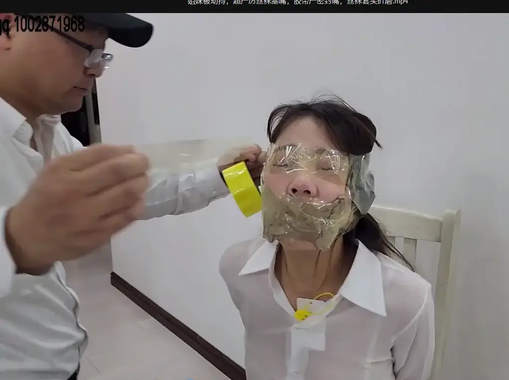 姐妹被劫持，超严厉丝袜塞嘴，胶带严密封嘴，丝袜套头折磨 片长35分钟，1080p全高清拍摄。大致剧情如下《姐姐ol裤装，肉丝。高跟鞋。头发盘起来。<br>妹妹衬衫裤装，薄一点的黑丝。凉鞋，露脚趾，系带的那种最好。头发马尾。<br>倒叙方式。同事上门找人。听到姐妹两人在屋子里大声喊救命，嘴被堵着，要大声模糊的叫。破门而入，解开两人。报警。<br>妹妹在家，劫匪直接敲门入室抢劫，把妹妹绑在椅子上。用丝袜勒住嘴，不塞嘴。逼问密码，说不知道，就用丝袜捂鼻子[X_X]，多来几次还是不说。嘴上一直在求饶挣扎。说真的没钱，放了我吧等等。劫匪问妹妹，家里是不是就她一个人住。妹妹说还有个姐姐。劫匪说那就等你姐姐回来一起处理。然后用胶带封住妹妹的眼睛。用丝袜摊开，蒙住妹妹的口鼻。然后脱掉妹妹裤子，用[X_X]刺激妹妹下面。依然不肯说，就用绳子把[X_X]固定在大腿上，给妹妹带上帽子。留着妹妹挣扎下，要真实点。声音淫荡点。过一会儿就晕过去了。晕过去的时候还是轻轻的发出呻吟声音。<br>过会儿，姐姐回家，劫匪劫持，绑在另外个椅子上。让他们面对面。用丝袜塞嘴，然后勒住嘴巴。这时候拍醒妹妹，把眼睛上的胶带撕开，让他看看对面的是谁。然后逼问姐姐密码，不说就用保鲜膜缠姐姐的头，脸要变形，要近距离拍点挣扎特写，脸部特写，鞋子要掉。妹妹也在那边挣扎，嘴里一直在骂劫匪。想用脚去踢劫匪，劫匪很生气。也用保鲜膜缠妹妹的头。脸要变形，要近距离拍点挣扎特写，脸部特写，鞋子要掉，要掉。然后两个人都受不了了，姐姐妥协。说给密码。然后劫匪拿出姐姐嘴里的丝袜，问她要爽一下，干大的还是小的。姐姐回答干我吧，不要伤害我妹妹。劫匪又问你穿的什么袜子，姐姐说就是普通的丝袜。劫匪又问长的短的，姐姐说长的，问这个干嘛。劫匪说让他脱了裤子，把丝袜脱下来套在妹妹头上。姐姐不愿意，劫匪说你不套头，我就用保鲜膜闷死你妹妹。姐姐只能答应。脱裤子，脱丝袜的过程要特写。边套头，妹妹边挣扎。然后劫匪当着妹妹的面，硬上姐姐。过程中，妹妹动静搞得大点，给点挣扎特写。干的过程中姐姐不塞嘴。叫声，呻吟声音表现的要真实。干完用胶带封嘴。丝袜套姐姐头上，亲她一下脸，也绑在椅子上。然后用胶带在妹妹嘴巴眼睛的位置隔着丝袜缠两圈，戴上帽子。然后把她们两人的椅子放在一起面对面挣扎呻吟....》本片为一往情深绳艺工作室定拍作品，版权所有，定拍咨询qq1002871968欢迎定拍约拍咨询交流。“网盘文件为压缩包，统一解压密码ywqs”