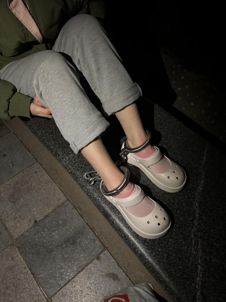 18岁高中生妹子户外脚镣行走，夜间两公里 3斤重的不锈钢脚镣<br>妹子今年满18、是高中生放假了，已成年，是自己本来就喜欢镣铐的妹子<br>冬天能露着脚踝走这么远很不容易，期间被很多人看到了。<br>支持定拍QQ1071263211