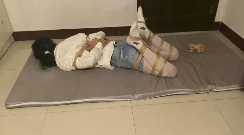 真实体验被缚睡觉 这次真实的体验被绑着睡觉，M字绑腿非常的紧，长时间放置，紧缚睡觉时间长确实会有些疼痛，这个绑法不适合睡觉哦，如果其他绑法的话只要不要太紧，其实也是可以接受的，