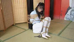 象人定拍-嗷嗷-灰色油亮丝袜，高跟全身缚+双层全包！ 依然是丝袜堵嘴之后的多层胶带封嘴<br>嗷嗷被绑在柱子上，需要把剪刀捡到自己身边<br>最终双层全包丝袜。紧紧包起来挣扎<br>——————————————————————————————————————————————<br>因为百度云经常和谐，所以尝试双层解压，<br>解压密码：xiangren123 第一次解压文件后缀改为zip，<br>原密码再次解压以后，把后缀改成mp4 即可观看<br>切勿在百度云中直接观看，容易被和谐!!!!!<br>线上定拍线下约拍。<br>QQ：192370054（注明来意）