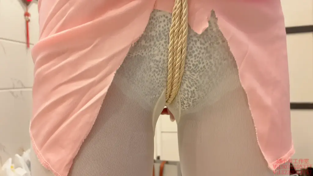 35小脚工作室--上门足疗师的噩梦 35小脚工作室<br>V:19031105377<br>V:13230013757<br>线x体验 私人定拍 原味出售 线x陪玩 全国上课<br>剧情：瑾年是一位兢兢业业的专业上门服务的足疗师，这一天瑾年像往年一样听公司安排去一位顾客家服务顾客，再瑾年以往的概念里就是到哪里都要用自己最专业的手法征服住顾客的脚，但是她没又想到这一次面对的是一位超级变态的客户，再这位变态顾客用金钱的引诱下，一步一步的让瑾年走向深渊，最后根本没有求饶和逃跑的机会。。。。。。。。。。。<br>玩法：舔脚，贴身直臂缚，股绳吊起嘞到YIN道，只能踮起脚，遥控TD调MM，震DB调下M，口球，眼罩，丝袜脚放水盆里.<br>